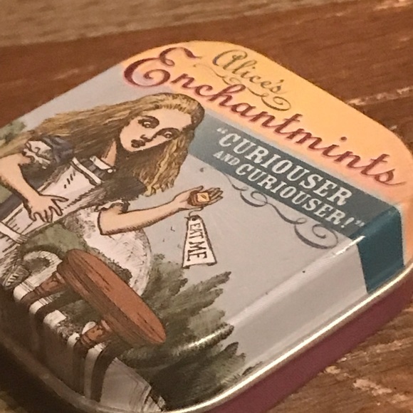 Alice in Wonderland Enchantmints tin - Picture 2 of 2